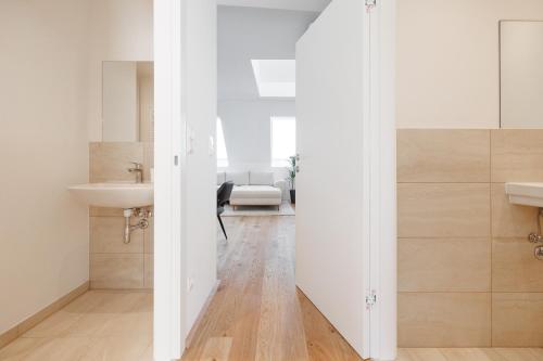 SYMPHONY Apartments 38 - Modern Loft with Terrace and Grill in Central Location, Vienna (photo 3)