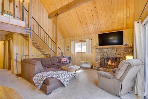 Woodsy Lake Arrowhead Cabin with Fire Pit Table in Lake Arrowhead, USA