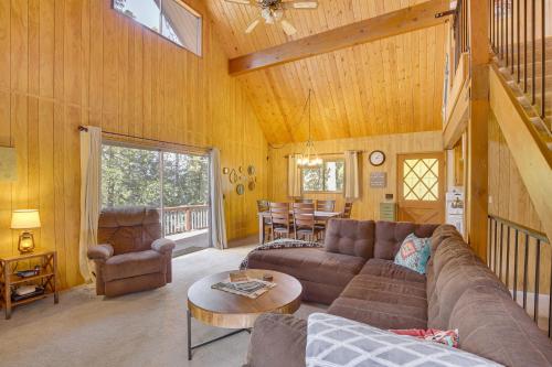 Woodsy Lake Arrowhead Cabin with Fire Pit Table in Lake Arrowhead, USA