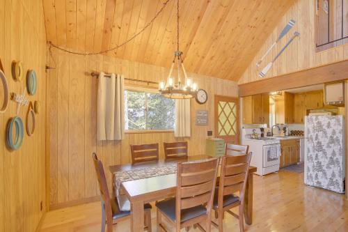 Woodsy Lake Arrowhead Cabin with Fire Pit Table in Lake Arrowhead, USA