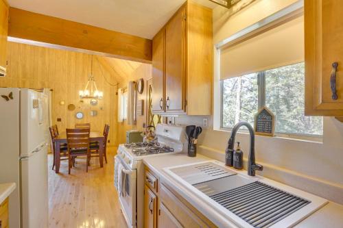 Woodsy Lake Arrowhead Cabin with Fire Pit Table in Lake Arrowhead, USA