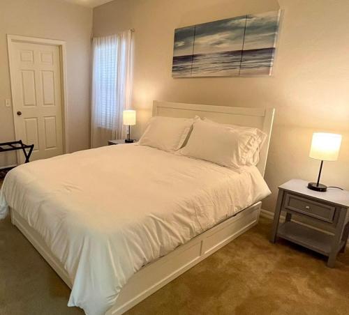 Relaxing 2B/2B with Office Nook, Pool, Gym, Sauna, walk-in closets, lanai, 1 car garage in West Hills, USA