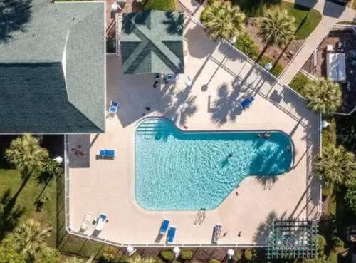 Relaxing 2B/2B with Office Nook, Pool, Gym, Sauna, walk-in closets, lanai, 1 car garage in West Hills, USA