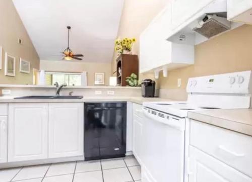 Relaxing 2B/2B with Office Nook, Pool, Gym, Sauna, walk-in closets, lanai, 1 car garage in West Hills, USA