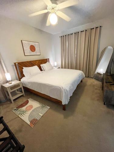Relaxing 2B/2B with Office Nook, Pool, Gym, Sauna, walk-in closets, lanai, 1 car garage in West Hills, USA