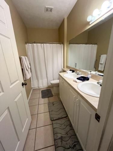Relaxing 2B/2B with Office Nook, Pool, Gym, Sauna, walk-in closets, lanai, 1 car garage in West Hills, USA