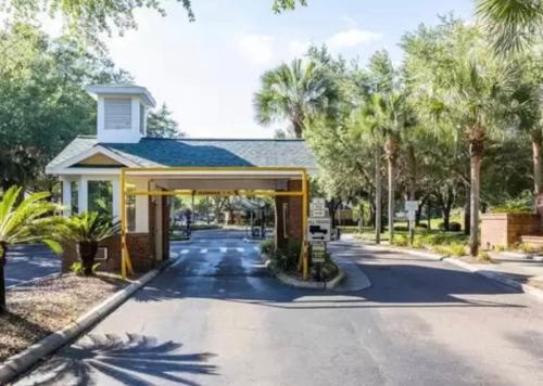Relaxing 2B/2B with Office Nook, Pool, Gym, Sauna, walk-in closets, lanai, 1 car garage in West Hills, USA