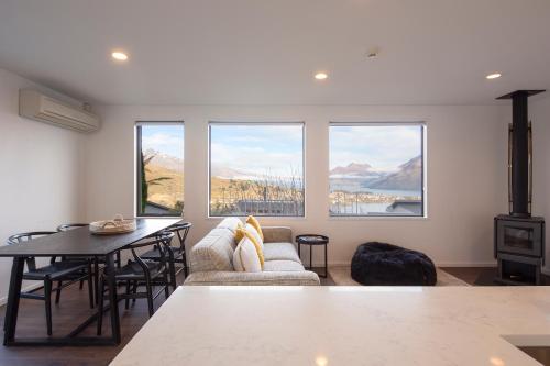 Stoneridge Place Spacious 3 BDR Home with Great Views - image 12