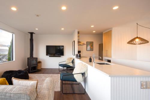 Stoneridge Place Spacious 3 BDR Home with Great Views - image 2