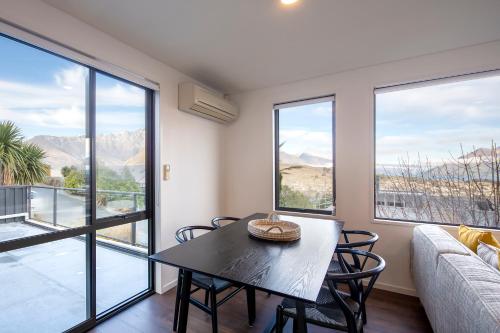 Stoneridge Place Spacious 3 BDR Home with Great Views - main image