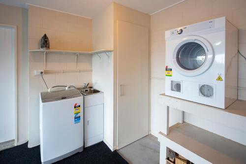 Stoneridge Place Spacious 3 BDR Home with Great Views - image 6