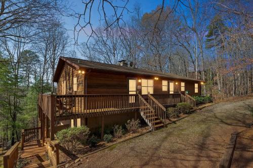 Warm and cozy cabin in Lake Lure, nestled in hardwood trees, peaceful home- WiFi home in Lake Lure, USA