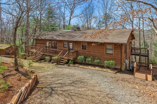 Warm and cozy cabin in Lake Lure, nestled in hardwood trees, peaceful home- WiFi home in Lake Lure, USA