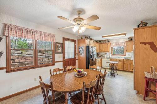 Warm and cozy cabin in Lake Lure, nestled in hardwood trees, peaceful home- WiFi home in Lake Lure, USA