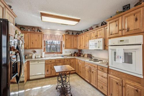 Warm and cozy cabin in Lake Lure, nestled in hardwood trees, peaceful home- WiFi home in Lake Lure, USA