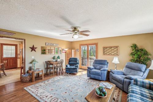 Warm and cozy cabin in Lake Lure, nestled in hardwood trees, peaceful home- WiFi home in Lake Lure, USA