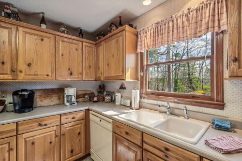 Warm and cozy cabin in Lake Lure, nestled in hardwood trees, peaceful home- WiFi home in Lake Lure, USA