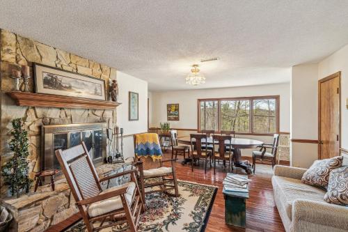 Warm and cozy cabin in Lake Lure, nestled in hardwood trees, peaceful home- WiFi home in Lake Lure, USA