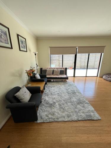 Spacious & Sunny 2BR with garage,11 min to airport