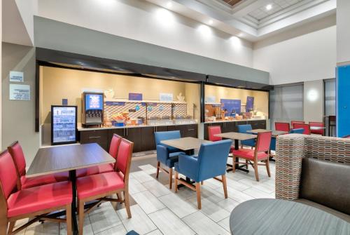 홀리데이 인 익스프레스 호텔 & 스위트 DFW 공항 남쪽 바이 IHG - 식음료(F&B)