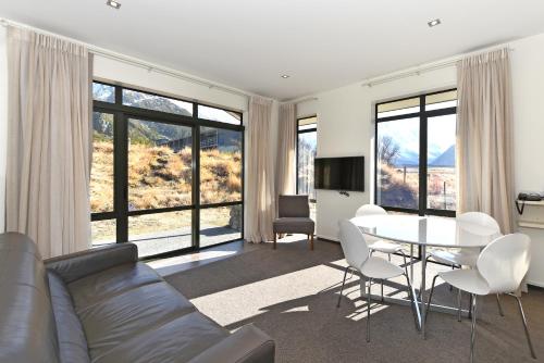 1 king bed, 3 twin beds