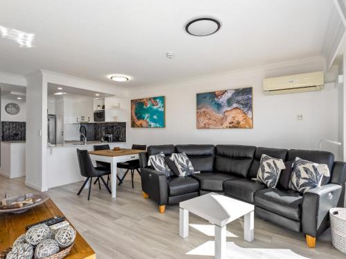 One Bedroom Superior Ocean View Apartment image 8