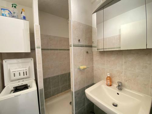 Appartement climatisé avec terrasse proche plage et commerces parking inclus WiFi classé 3* - FR-1-100-332 - image 4