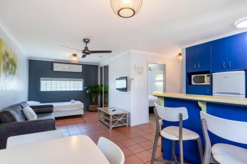 Driftwood on the Beach in 耶蓬