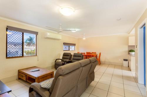 Driftwood on the Beach in 耶蓬