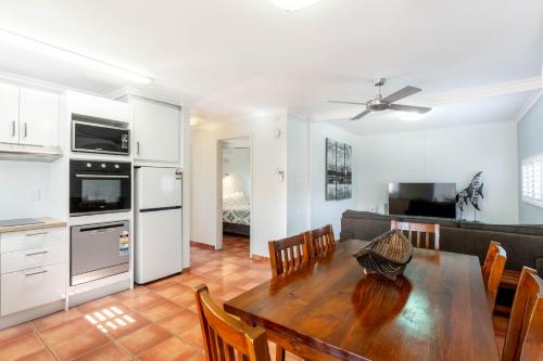 廚房, Driftwood on the Beach in 耶蓬