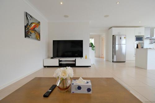 Canberra Comfort Family Cottage with 5 Beds& Pet Welcoming - Hall