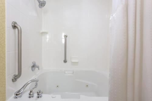 Holiday Inn Express Tower Center New Brunswick by IHG in East Brunswick, USA
