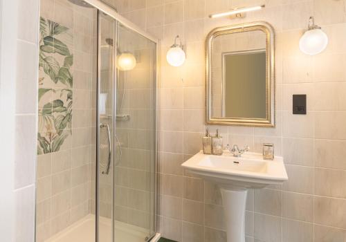 Apartments at Number 16 - The Jolly Coopers – Meysey Hampton