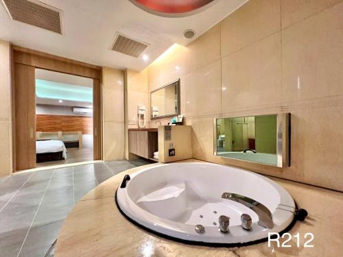 Bathroom, Cigar Motel in Rende District