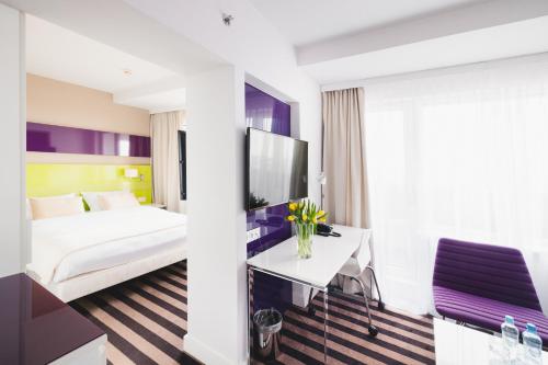 1 queen bed, 1 sofa bed