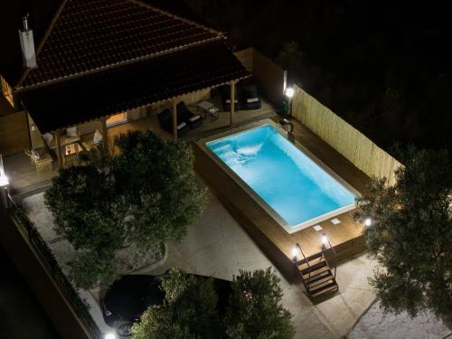 Σπίτι με πισίνα δίπλα στο αεροδρόμιο., Spáta