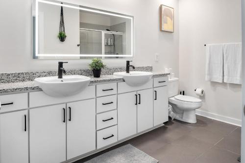 Spacious 2BD with Private Balcony and Free Parking Spacious 2BD with Private Balcony and Free Parking