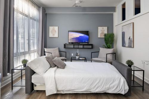 Spacious 2BD with Private Balcony and Free Parking Spacious 2BD with Private Balcony and Free Parking