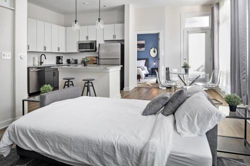 Spacious 2BD with Private Balcony and Free Parking Spacious 2BD with Private Balcony and Free Parking