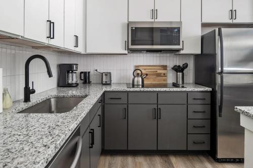 Spacious 2BD with Private Balcony and Free Parking Spacious 2BD with Private Balcony and Free Parking