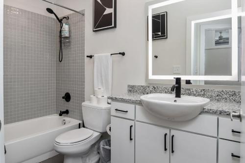 Spacious 2BD with Private Balcony and Free Parking Spacious 2BD with Private Balcony and Free Parking