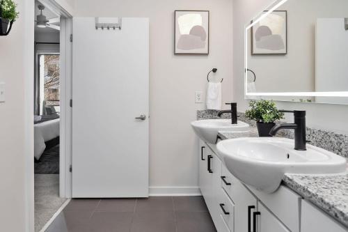 Spacious 2BD with Private Balcony and Free Parking Spacious 2BD with Private Balcony and Free Parking