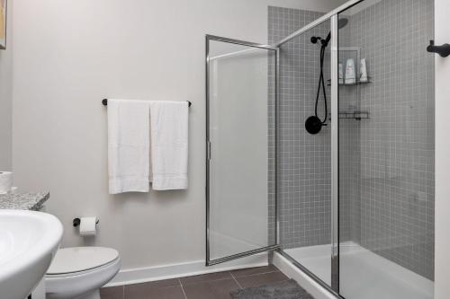 Spacious 2BD with Private Balcony and Free Parking Spacious 2BD with Private Balcony and Free Parking