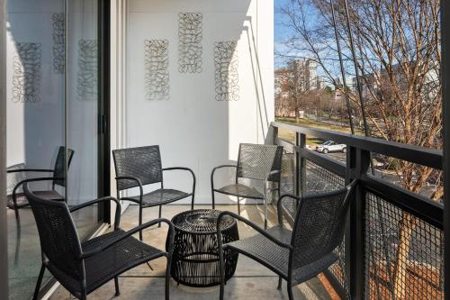 Spacious 2BD with Private Balcony and Free Parking Spacious 2BD with Private Balcony and Free Parking