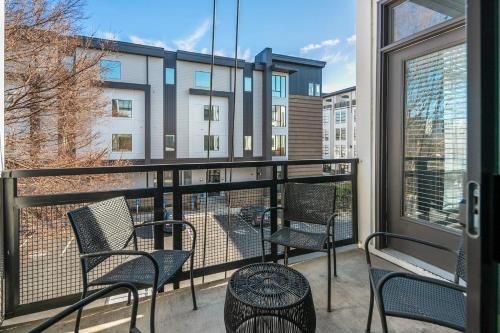 Spacious 2BD with Private Balcony and Free Parking Spacious 2BD with Private Balcony and Free Parking