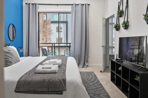 Spacious 2BD with Private Balcony and Free Parking Spacious 2BD with Private Balcony and Free Parking