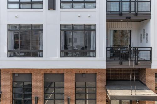 Spacious 2BD with Private Balcony and Free Parking Spacious 2BD with Private Balcony and Free Parking