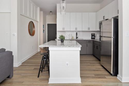 Spacious 2BD with Private Balcony and Free Parking Spacious 2BD with Private Balcony and Free Parking