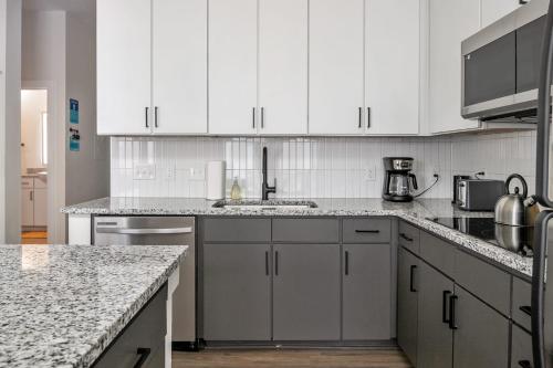 Spacious 2BD with Private Balcony and Free Parking Spacious 2BD with Private Balcony and Free Parking