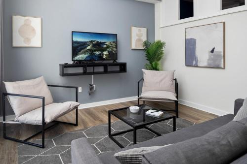 Spacious 2BD with Private Balcony and Free Parking Spacious 2BD with Private Balcony and Free Parking